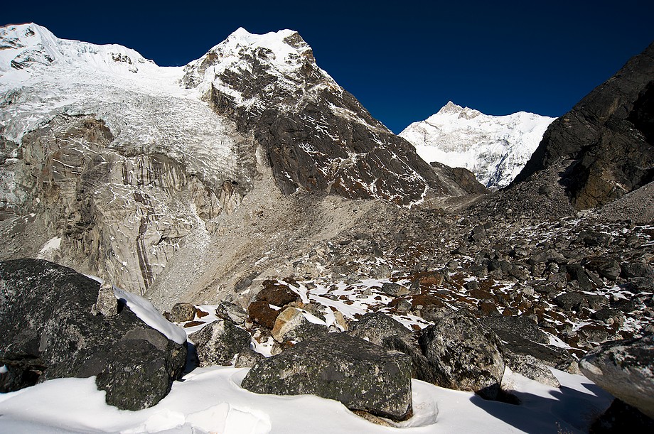 Widok z Goecha La na Goecha Peak i Kangchenjungę (Goecha La trek)
